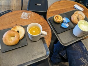 On trouve beaucoup de coffee shop avec des plats sucrés comme les bonnes ici les prix sont plus élevés que les places salées 50 % en plus à peu près