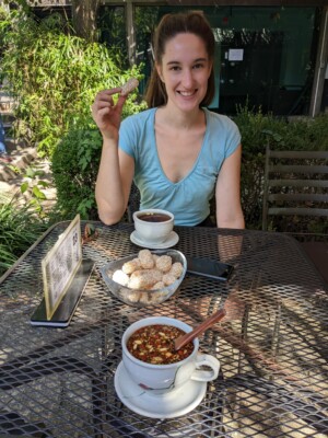 Thé médical et thé à la prune. Déguster dans un lieu réputé de Séoul. Avec des biscuits de riz soufflé au gingembre. Original mais pas notre tasse de thé