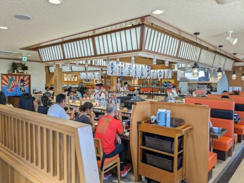 Direction Yakushima et avant de prendre le ferry nous testons un délicieux restaurant de poisson japonais qui fait même changer d'avis Christelle sur le poisson