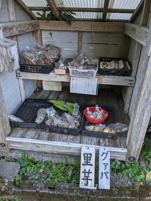 Le Japon et le pays de la confiance, il y a des kiosques libre-service où on peut prendre ce qui nous intéresse et placer l'argent dans une boîte à côté point c'est une bonne leçon de savoir-vivre