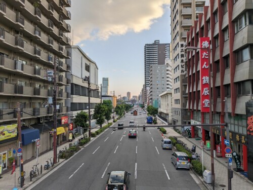 Vue typique sur la ville depuis un pont qui enjambe une route pour éviter d'attendre au passage piéton