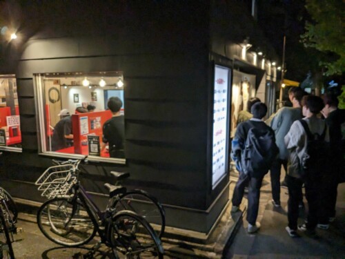 On tente un restaurant de ramen en périphérie de Kyoto (car le restaurant que nous visions était fermé), et on est déçu mais content de l'expérience quand même