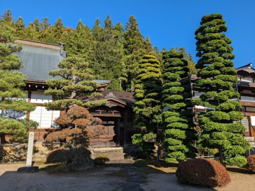 Nous suivons un itinéraire qui nous fait traverser plusieurs temples qui nous ont vraiment beaucoup plus