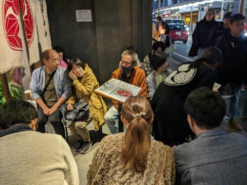 Contente notre troisième restaurant de ramen, il est très bien noté et il y a du monde point mais en fait c'est des nouilles chinoises et pas très goûtu, on est déçu