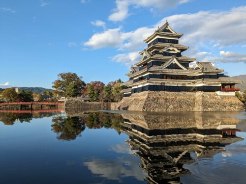 Le point clé de cette ville et son château médiéval japonais le plus ancien du pays mais détruit et reconstruit plusieurs fois