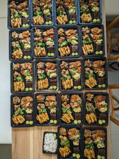 On prépare 18 bentos pour une commande excepionnelle. On apprend ensuite que c'est pour ue fête annuelle du temple de la ville