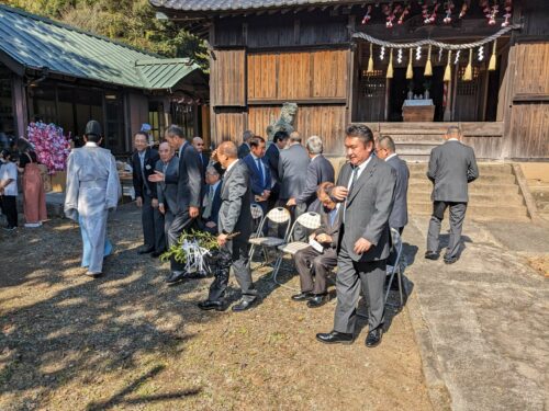 Les financeurs du temple sont les clients de nos bentos, ils vviennent de faire la photo de classe là