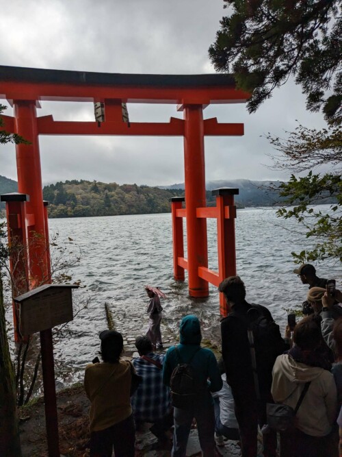 Le fameux tori du lac ashi, il y a la queue pour s'y prendre en photo. Et forcément il y en a qui restent 5mins (véridique) poour faire pleins de photo kawai tandis que 50personnes attendent derrière...