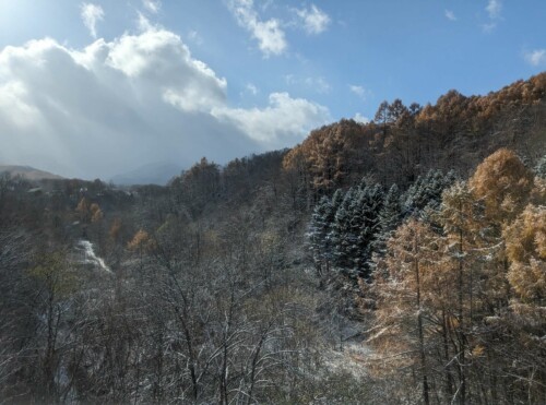 Le jour d'après, on vise un onsen extérieur sympa avec les couleurs dautomne (voir nos recos sur page d'accueil). On perd 10degrés et il neige !