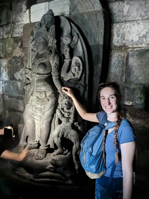 Boroboudour est un temple hindouiste. Toucher la déesse puis toucher son visae pour être belle après