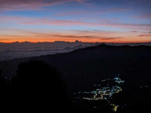 Levé du soleil, sympa. On attend 1h30 dans le vent et le froid, et il y a bcp de touristes au moment clé. Néanmoins j'aime toujours autant ces instants nocturnes qui précèdent, on voit rien dans le noir et on fait attention aux sons qui nous entourent
