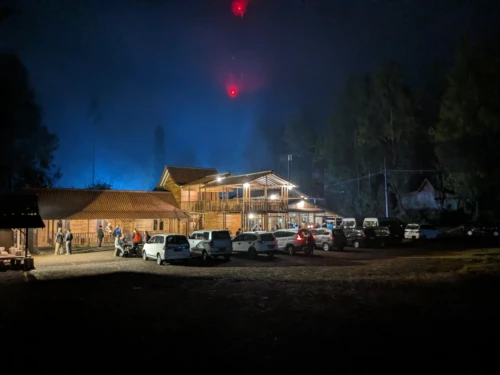 Départ à minuit, 2h de route pour grimper vers le mont Kawa Ijen. Il y a du monde mais on est parmi les premiers et c'est agréable