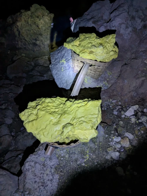 Les mineurs extraient le souffre dans des conditions très difficiles. Le tourisme les incite à se reconvertir en vendeur de sculptures de souffre et ils ont bien raison