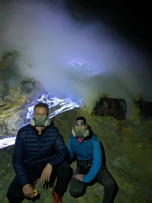 Les flammes bleues libérées par le volcan quand le souffre se liquéfie depus sont état gazeux (450deg). Le bleu ne se voit que la nuit, et c'est très beau. Les flammes sont blanches/argentées, voir la vidéo