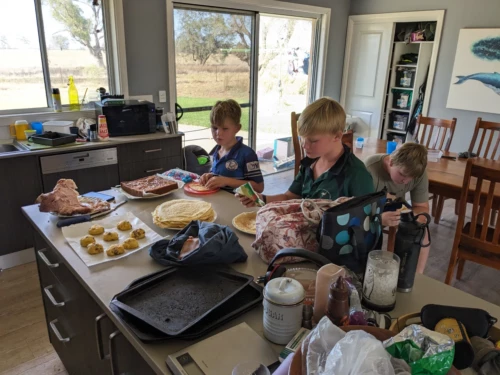 On organise un seul repas de famille et c'est nous qui cuisinons tout,et Maddy ne nous rejoint pas. Dur de faire de la convivialité et on est déçus sur ce point. On passe un bon moment malgré tout