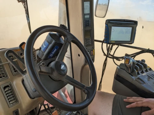 Tracteur qui sert en ce moment a labourer un champ et conduit par le jeune australien Hayden. Le tracteur fait 1000L de plein, et se conduit avec un tableau de bord qui assiste à la direction pour bien suivre les rangées de Blé