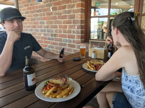C'est Vendredi soir et australian day,on va au pub boire un coup avec Hayden. Il nous fait découvrir le chicken Parmi, le plat typique de pub