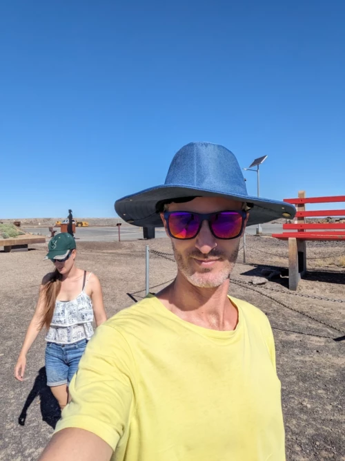 nouveau look: lunettes et chapeau pour 20 dollars, et ça me sera bien utile pour les prochains jours