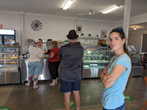 on rencontre une française a la caisse dans la boulangerie de cette ville fantôme. le monde est petit. la boulangerie est très bonne au passage. c'est la meilleure de l'outback que nous ayons fait