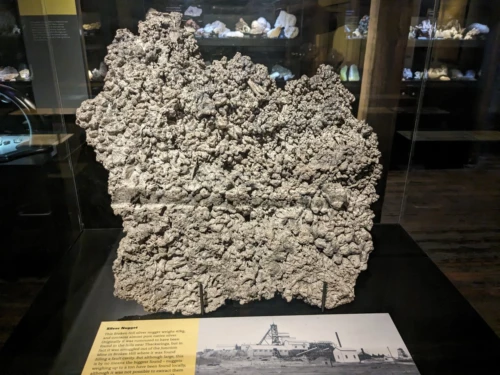 broken Hill est Un ne Ville minière toujours active. nous visitons donc le musée dédié a ce thème qui est très bien garni et succulente aussi . on y trouve d'ailleurs une pépite télé d'argent de 50kg de mémoire. on lit d'ailleurs que les plus grosses petites étaient trop grosses et encombrantes et n'ont pu être extraites en Un eul morceau depuis la mine