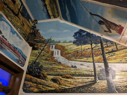 le fameux pub d'époque avec les peintures d'époque. c'est un aborigène qui les aurait fait contre le gîte et le couvert a l'époque des mineurs.la demande était de représentait l'eau sous toutes ses formes, car Elle manquait cruellement aux mineurs. il s'agit donc de billabongs