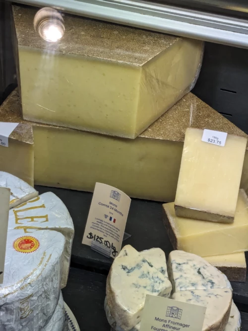 on visite le central market qui nous plaît beaucoup, beaucoup de produits alimentaires e qualité.on y trouve du conte francais... au prix fort