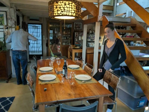nous sommes accueillis chez Reiko et John, et nous sommes heureux de voir que nous pouvons dîner avec eux et papoter autant que nous le souhaitons