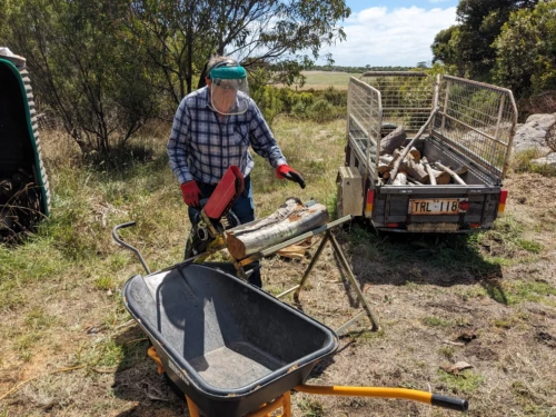 les tâches à réaliser ne sont pas très compliqué il s'agit ici de couper du bois avec une tronçonneuse et assiste d'une horsesaw