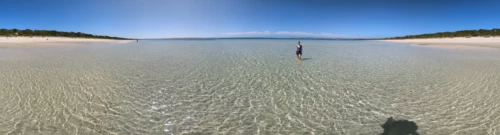 une baie au nord de l'île très calme avec une agréable et transparente mais rempli de petite méduse qui n'en sont pas et sont inoffensives