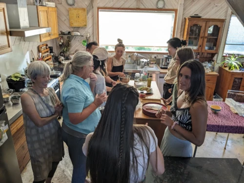 nous hotes apprenant que Christelle sait faire de la pâtisserie, organise une petite sauterie où l'on peut apprendre à faire ses propres sushis déguster du vin et apprécier des bons gâteaux fait en grande partie par Christelle