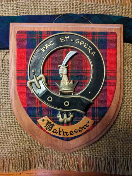 écusson écossais de la famille de John. la devise signifiant fait et espère pour le mieux ( devise qui ne plaît pas John qui estime qu'il faut faire en sachant que ce sera pour le mieux)