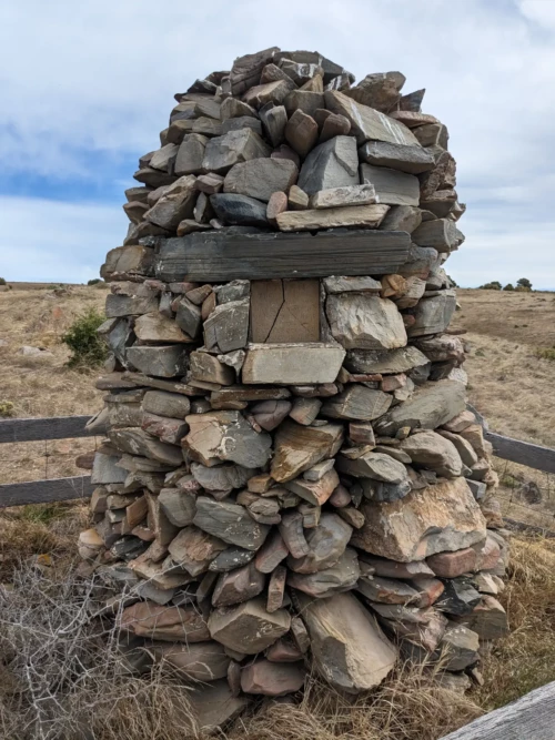 cairn érigé en l'honneur de l'explorateur flinders qui a donné son nom à beaucoup de sites en Australie car c'est lui qui a découvert la majorité de la topographie australienne