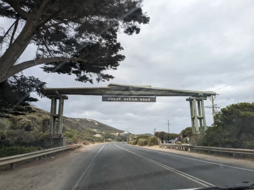 fin de la route qu'on aura fait en une seule journée faute d'avoir trouvé un hôtel raisonnable sur la route, 3h de trajet au total (de pension qu'elle était beaucoup plus grande)et nous arrivons une demi-heure plus tard à Melbourne