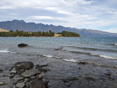 la ville comme beaucoup d'autres endroits sur l'île de Sud, bénéficie d'un cadre environnemental très agréable