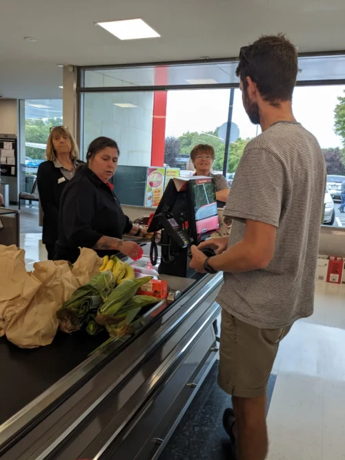 Adam notre haute nous emmène faire les courses et il est en short bien qu'il pleuve et qu'il fasse froid