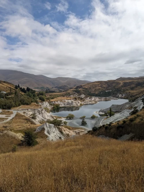 La météo n'étant pas au rendez-vous (il n'y a pas autant de soleil que prévu), nous faisons une petite rando autour d'un lac ensemble