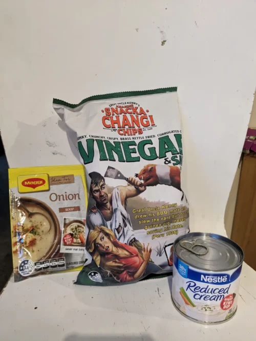 Le samedi, c'est apéro avec chips au vinaigre accompagné d'une sauce qu'on n'aura jamais pu deviner à base de crème fraîche et de poudre d'oignon