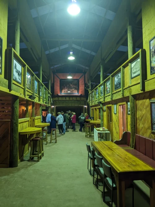 la salle des fêtes a été réservée pour cela mais je ne reste pas très longtemps (surtout parce que c'est pas facile de discuter avec les Néo-Zélandais lorsqu'ils ont bu quelques verres)