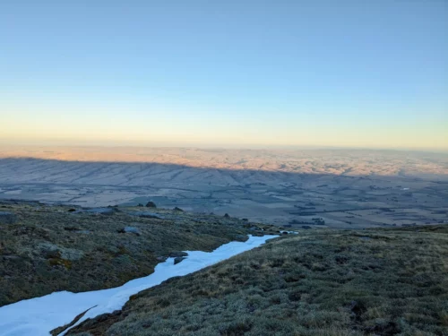 Ça y est on est arrivé au sommet et le soleil commence à se coucher notre timing est impeccable (quoi que un petit peu serré)