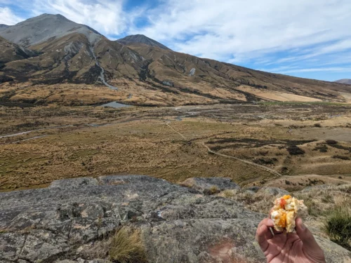 Il y a beaucoup de vent mais on arrive à trouver un coin avec vue dégagé et à l'abri du vent et aux abris des regards on y déjeune notre sandwich avec délectation