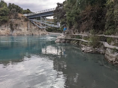 Nous reprenons la route et faisons une halte à un lac dont le bleu particulier est dû à un sédiment de points l'argile point équipe on retrouvera ce type de bleu dans le lac tekapo et pukaki plus tard
