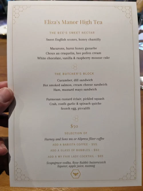 Nous prenons un high tea pour célébrer l'anniversaire de kristelle. le thème est sur le miel c'est très sympa les prix sont aussi très honnêtes et on y rencontre d'ailleurs une Française qui travaille dans le cadre de son visa annuel et nous discutons un petit peu avec elle