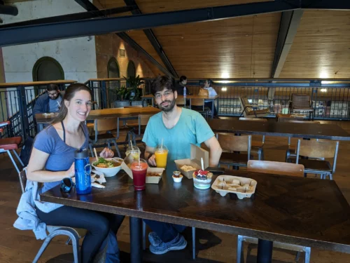 Nous déjeunons dans le marché central de la ville, où il y a beaucoup de petits restaurants à emporter et de places assises sympathique