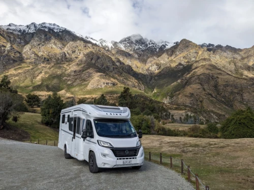 Nous nous dirigeons vers les fjords, surtout le fameux fjord de Milford Sound. Sur la route qui est assez longue, nous faisons quelques escales sur des aires de repos très souvent magnifique