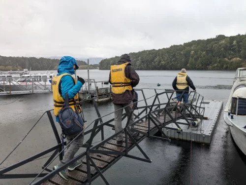 Nous sommes dans la ville de mana pourri, et prenons un petit bateau pour rejoindre une terre isolé ou une belle randonnée nous attend. Le marin qui nous accompagne est en fait le propriétaire des principales activités touristiques du coin y compris un camping, et il est très accessible