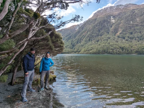 Nous nous posons dans un camping payant un camping d o C c'est-à-dire qu'il contient un paysage et une randonnée classé au patrimoine national que nous nous empressons de parcourir