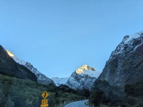 On se rapproche des fjords, aussi la route traverse des montagnes et des vallées avec des paysages tous plus somptueux les uns que les autres