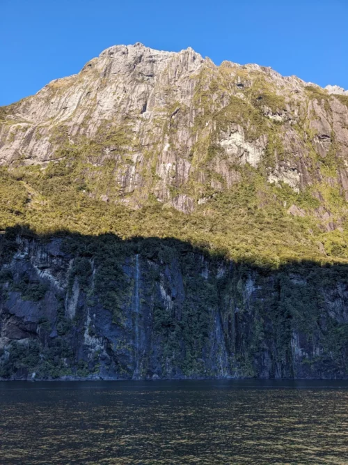 Nous réservons une croisière juste avant l'heure de pointe, il n'y a pas trop de monde, le guide donne des explications intéressantes, et les fjords sont en effet majestueux. Les photos ne rendent probablement pas justice à la force du moment que nous avons vécu