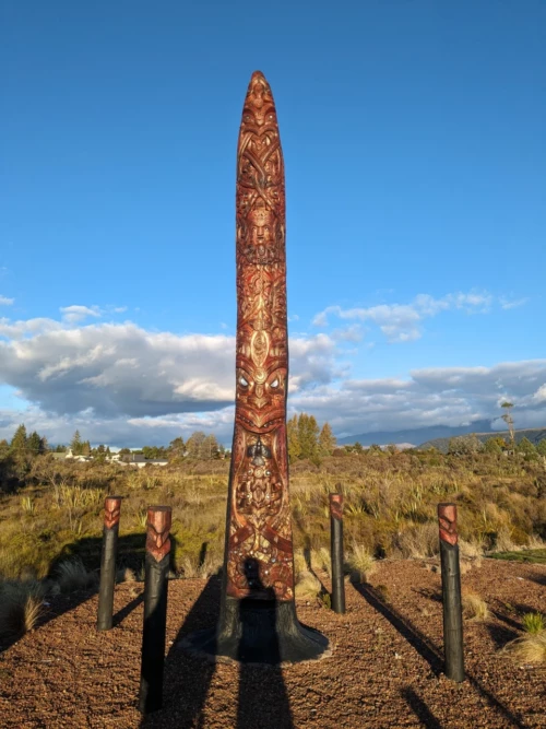 Nous allons faire la plus célèbre randonnée de Nouvelle-Zélande qui permet de monter en haut d'anciens volcan avec de magnifiques vues, des lacs sacrés et aussi des sites ayant servi au tournage du seigneur des anneaux