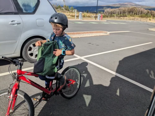 À l'arrivée, fourbu, nous nous poussons dans le camping-car pour prendre le thé et là un jeune garçon vient nous demander la charité pour financer la réparation de la piscine du coin. On n'a pas résisté à sa mignonitude